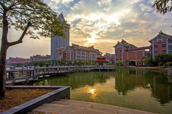 大學校園景色（合肥工業(yè)大學校園景色）